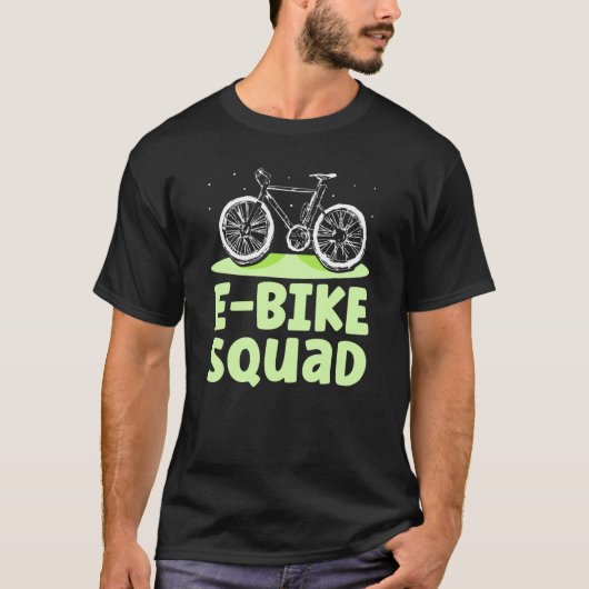 Eバイクスクワッドエレクトリックバイクもしくは自転車に乗る人サイクリストサイクリング Tシャツ (正面)