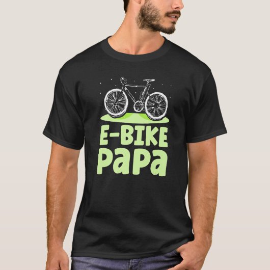Eバイクパパサイクリストサイクリングバイクもしくは自転車に乗る人電気パパファス Tシャツ (正面)