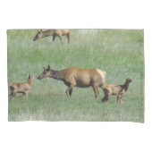 E3牛のエルクと子牛の鼻へ 枕カバー (正面)