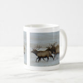 E64 雪の中を走るオスのヘラジカ コーヒーマグカップ (正面右)