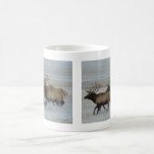 E64 雪の中を走るオスのヘラジカ コーヒーマグカップ (中央)