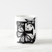 E Alphabet black butterfly モーフィングマグカップ (中央)
