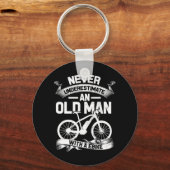 E-BikeGreatを持つ老人を過小評価しない キーホルダー (正面)