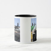 EA-6B Prowlerがフライトデッキから起動 マグカップ (中央)