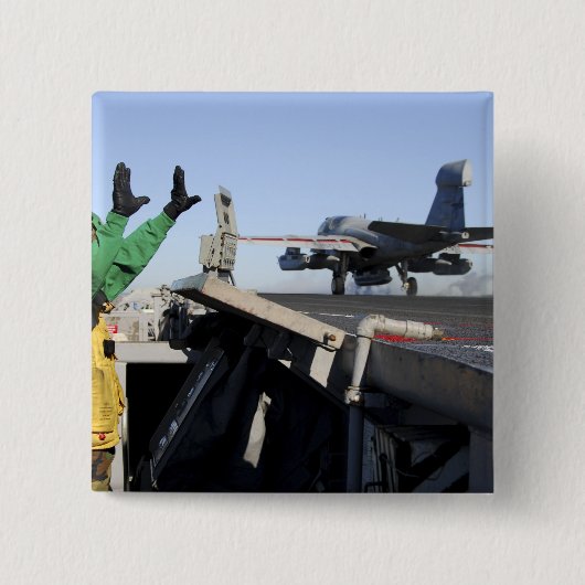 EA-6B Prowlerがフライトデッキから起動 缶バッジ (正面)