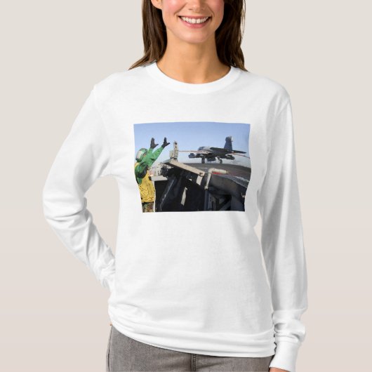 EA-6B Prowlerがフライトデッキから起動 Tシャツ (正面)