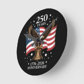 Eagle and Flag 250 Years of America 1776-2026 ラウンド壁時計 (傾斜)