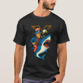 Eagle Uncle Sam Riding Shark 4th of July Patriotic Tシャツ (正面)