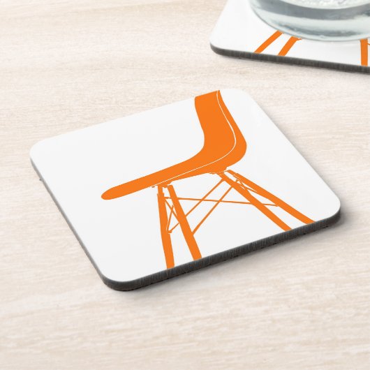 Eamesはプラスチック肘のない小椅子を形成しました コースター (左側)