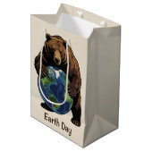 Earth Day Bear Hugging Planet Design ミディアムペーパーバッグ (正面アングル)