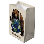 Earth Day Bear Hugging Planet Design ミディアムペーパーバッグ (裏面アングル)