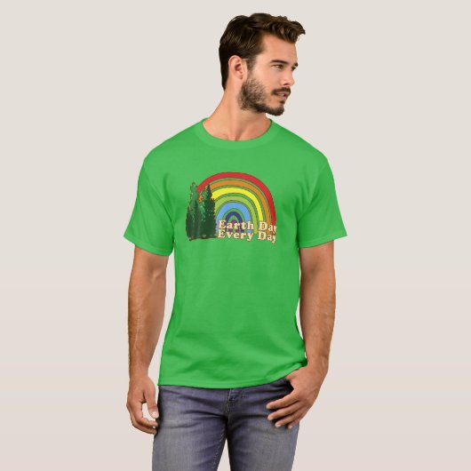 Earth Day Everyday Rainbow Pine Tree Design Tシャツ (正面フル)
