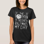 Earth Rotation Pun Science Humor For Nerdy Thinker Tシャツ (正面)