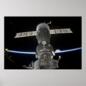 Earth's limb intersects a Soyuz spacecraft ポスター (正面)