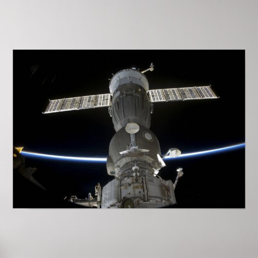 Earth's limb intersects a Soyuz spacecraft ポスター (正面)