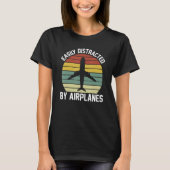 Easily Distracted By Airplanes Pilot Flying Tシャツ (正面)