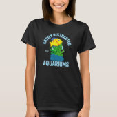 Easily Distracted By Aquariums Fish Tank Keeper Aq Tシャツ (正面)