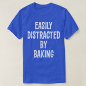 EASILY DISTRACTED BY BAKING FUNNY GIFT Tシャツ (デザイン正面)