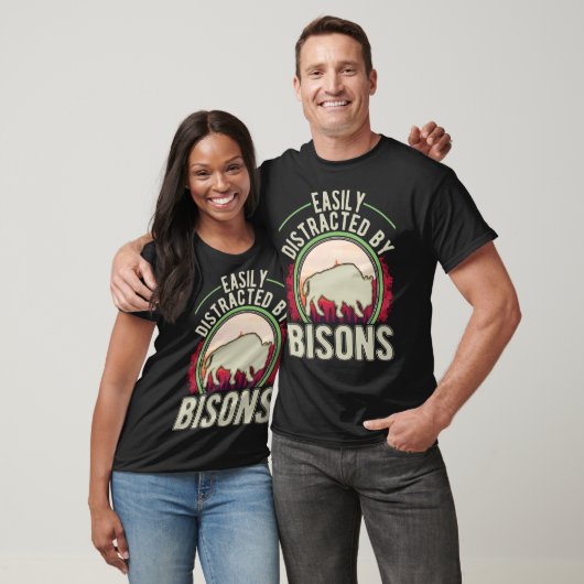 Easily distracted by Bisons Buffalo Tシャツ (ユニセックス)