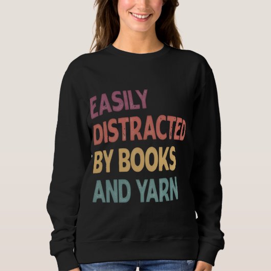 Easily Distracted By Books and Yarn Shirt – Funny  スウェットシャツ (正面)