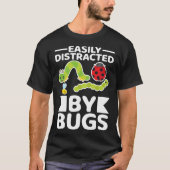 Easily Distracted By Bugs Entomology Insect Huntin Tシャツ (正面)
