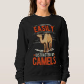 Easily distracted by Camels スウェットシャツ (正面)
