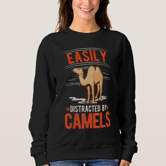 Easily distracted by Camels スウェットシャツ (正面)