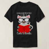 Easily Distracted By Cats And Books Cat Owner & B Tシャツ (デザイン正面)