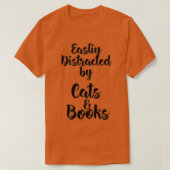 Easily Distracted by Cats And Books for Cat Lovers Tシャツ (デザイン正面)