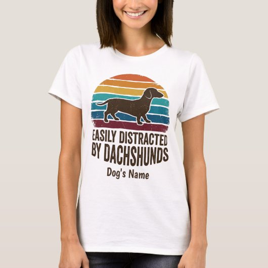 Easily Distracted By Dachshunds Retro Sunset Funny Tシャツ (正面)