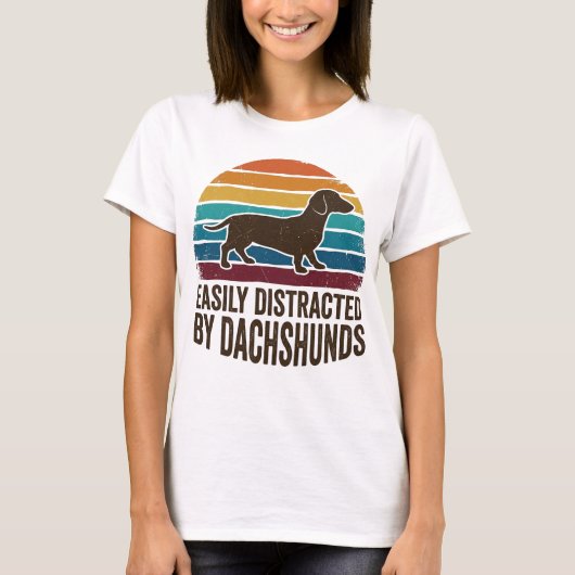 Easily Distracted By Dachshunds Retro Sunset Funny Tシャツ (正面)