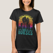 Easily Distracted by Dogs and Horses Funny Saying  Tシャツ (正面)