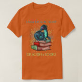 Easily Distracted By Dragons And Books Nerd Dragon Tシャツ (デザイン正面)