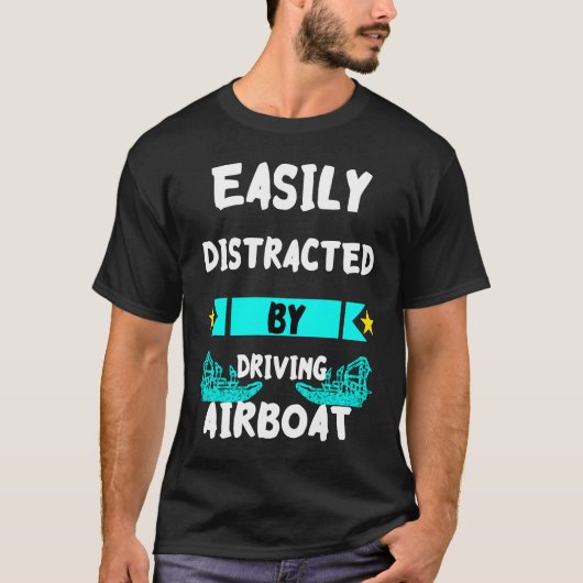 Easily Distracted By Driving Airboat Swamp Hydropl Tシャツ (正面)
