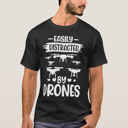 Easily Distracted by Drones  Drone Pilot Enthusias Tシャツ (正面)