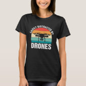 Easily Distracted by Drones  Drone Pilot Enthusias Tシャツ (正面)