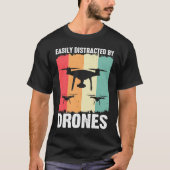 Easily Distracted by Drones  Drone Pilot Enthusias Tシャツ (正面)
