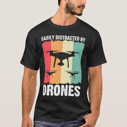 Easily Distracted by Drones Drone Pilot Enthusias Tシャツ (正面)