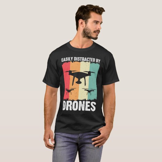 Easily Distracted by Drones Drone Pilot Enthusias Tシャツ (正面フル)