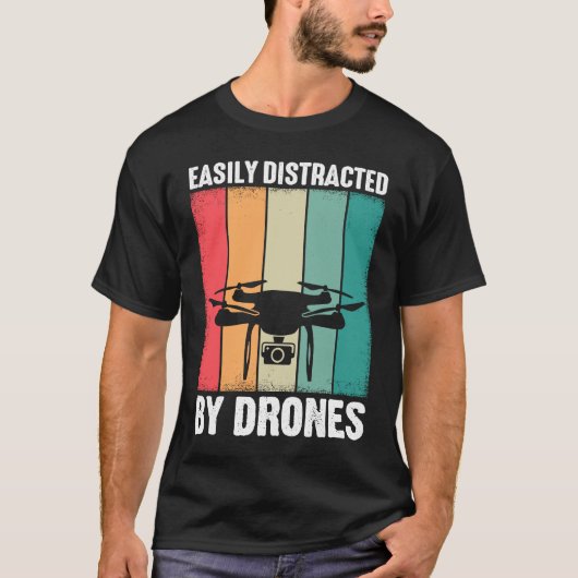Easily Distracted by Drones  Drone Pilot Enthusias Tシャツ (正面)