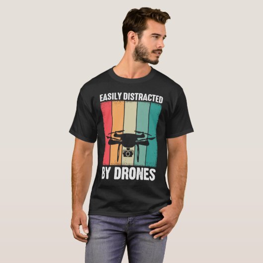 Easily Distracted by Drones Drone Pilot Enthusias Tシャツ (正面フル)