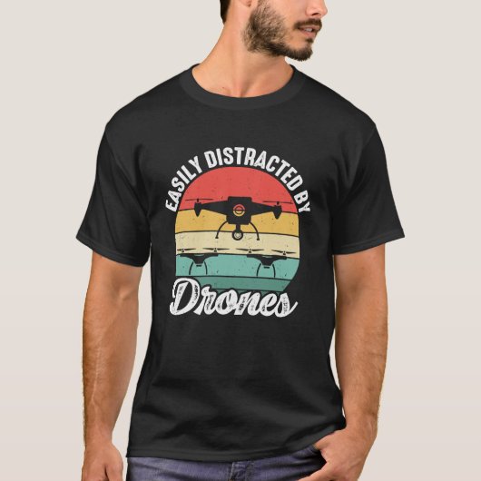 Easily Distracted by Drones  Drone Pilot Enthusias Tシャツ (正面)