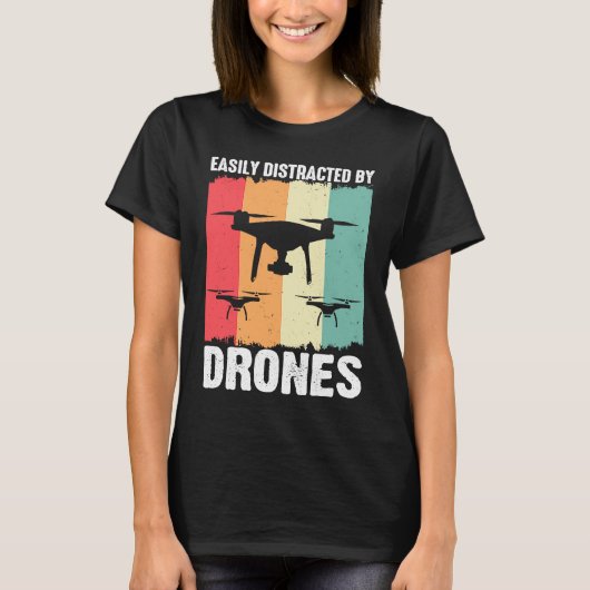 Easily Distracted by Drones  Drone Pilot Enthusias Tシャツ (正面)
