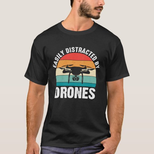 Easily Distracted by Drones Drone Pilot Enthusias Tシャツ (正面)