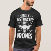 Easily Distracted by Drones  Drone Pilot Enthusias Tシャツ (正面)