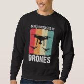 Easily Distracted by Drones Drone Pilot Enthusiast スウェットシャツ (正面)