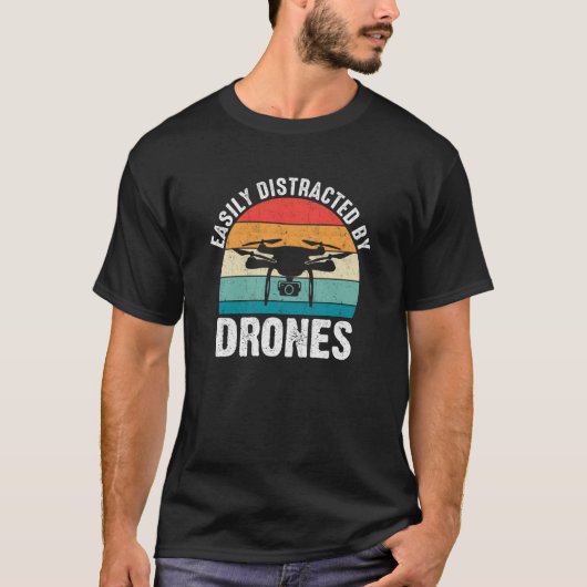 Easily Distracted by Drones Drone Pilot Enthusiast Tシャツ (正面)
