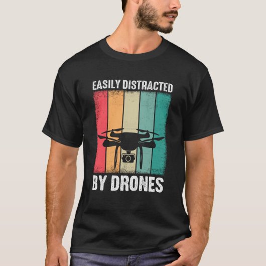 Easily Distracted by Drones Drone Pilot Enthusiast Tシャツ (正面)