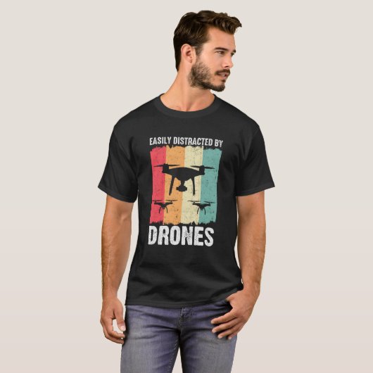 Easily Distracted by Drones Drone Pilot Enthusiast Tシャツ (正面フル)
