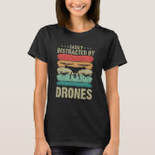 Easily Distracted by Drones Drone Pilot Enthusiast Tシャツ (正面)